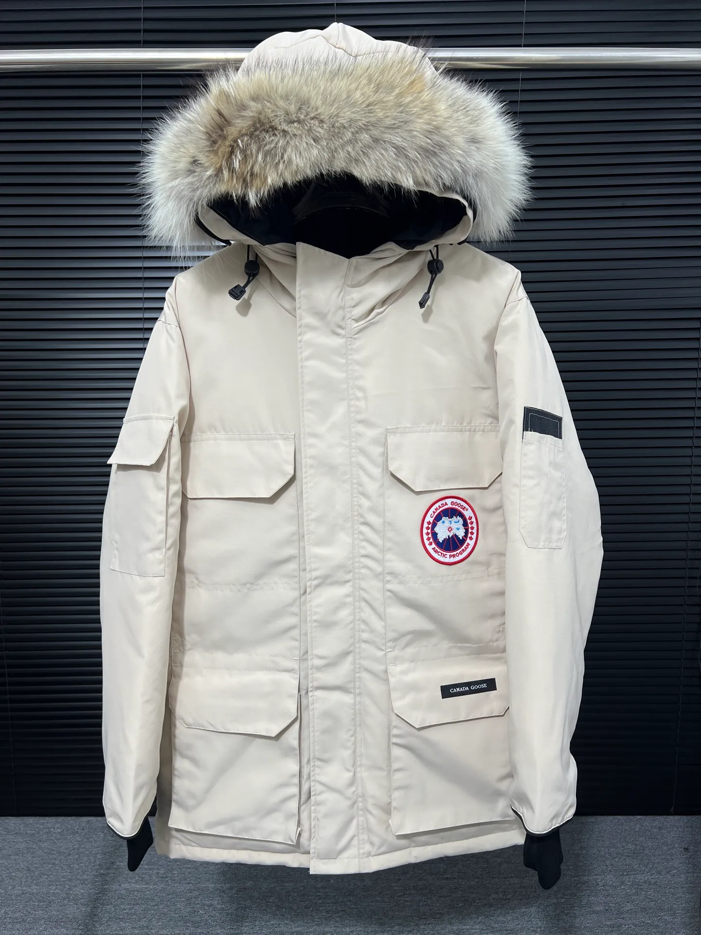 P780 🆕 Top original version, supports chip sensor with handbag 𝗖𝗮𝗻𝗮𝗱𝗮 𝗚𝗼𝘀𝗲 / 🇨🇦 Canada Goose 08 Down Jacket ⚠️ Partners who have been cooperating with us in the past few years know that no matter what is produced outside, our pure genuine trading company ships ❗️ After the test of time, we have received rave reviews. You can compare the market products with us. If you are not satisfied, you can return it at will. You are also welcome to come to ZG to see it and then come to my home to buy‼  1⃣️ The filling is 80% white duck down, with a weight of 500g. Regarding the down content, you can feel it with your hands. Good down has no embarrassment and can be called a walking duvet! 2⃣️ The fabric is made of Feather-Light 10D waterproof coating fabric, which is made of 84.5 polyester fiber and 15.5 cotton. The surface is treated with a special Teflon protective coating produced by DuPont to prevent wind and splash water, and makes the clothing anti-pollution and long-lasting new features! 3⃣️ One-piece seamless cuffs, 13cm official length, all seals are stamped, and all the inner liner is hemmed. The overcoat means sewing all the inner liner once. On the one hand, it is to prevent the velvet from running off, and on the other hand, it can keep the stiffness of the clothes! 4⃣️ Original Yoshida Kogyo Kabushikigaisha zipper, top-grade zinc alloy electroplated zipper with the highest specifications, using precise Japanese craftsmanship, raw materials and management methods. Each zipper can withstand 100,000+ openings and closings 5⃣️ The detachable fur collar is made of top-grade imported wolf fur, which is not comparable to the loose and soft raccoon fur and fake fur on the market. It is a natural Siberian coyote fur collar. The delicate and strong feel is the sense of life that comes from the erosion of wind and frost in nature. 6⃣️ Main logo double-thread 9-needle locking stranded embroidery, electronic digital automatic embroidery, maple leaves with sharp edges. Size: XS-XXL Color: black, off-white, graphite gray, sapphire blue Dark Blue Pink Azure Graphite Gray Black Label Shoulder Width Chest Sleeve Length Clothes Length Recommended Weight kg 67 87 80-90 2XL 58 136 69 89 90-105